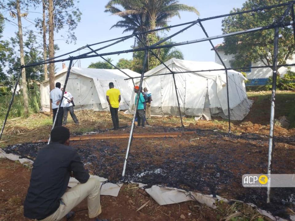 Ituri : des tentes Ebola incendiées à Mongbwalu, 13 patients portés disparus, dénonce le médecin directeur de l’hôpital général