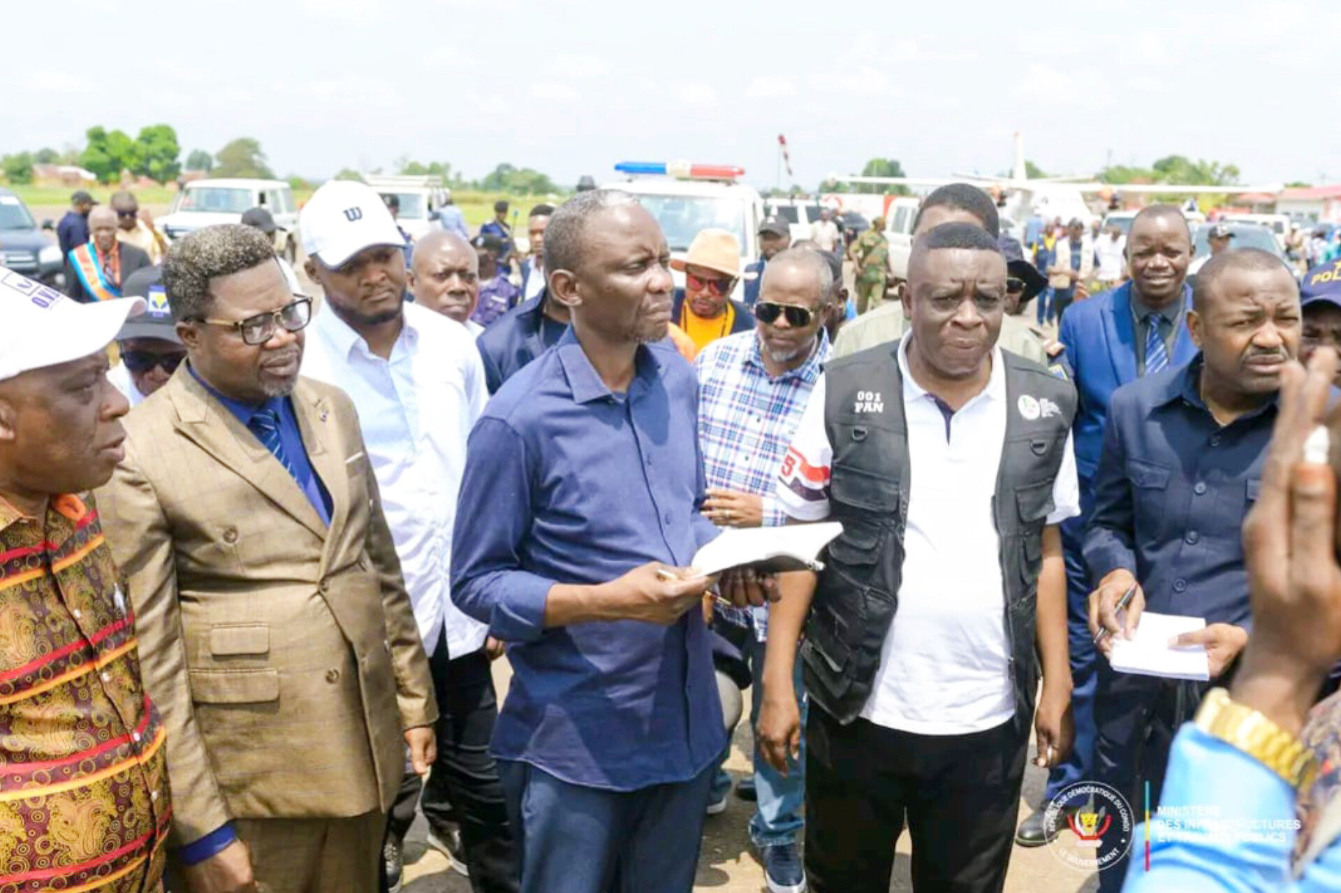 Kwilu : Le Ministre John Banza en mission d'inspection des travaux à Bandundu.