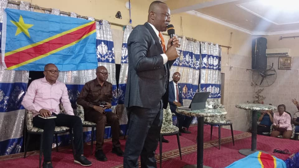 Kasaï-Central : le DG de la SAEMAPE Jean Paul Kapongo échange avec les jeunes et des acteurs de la société civile sur les opportunités d'Emplois