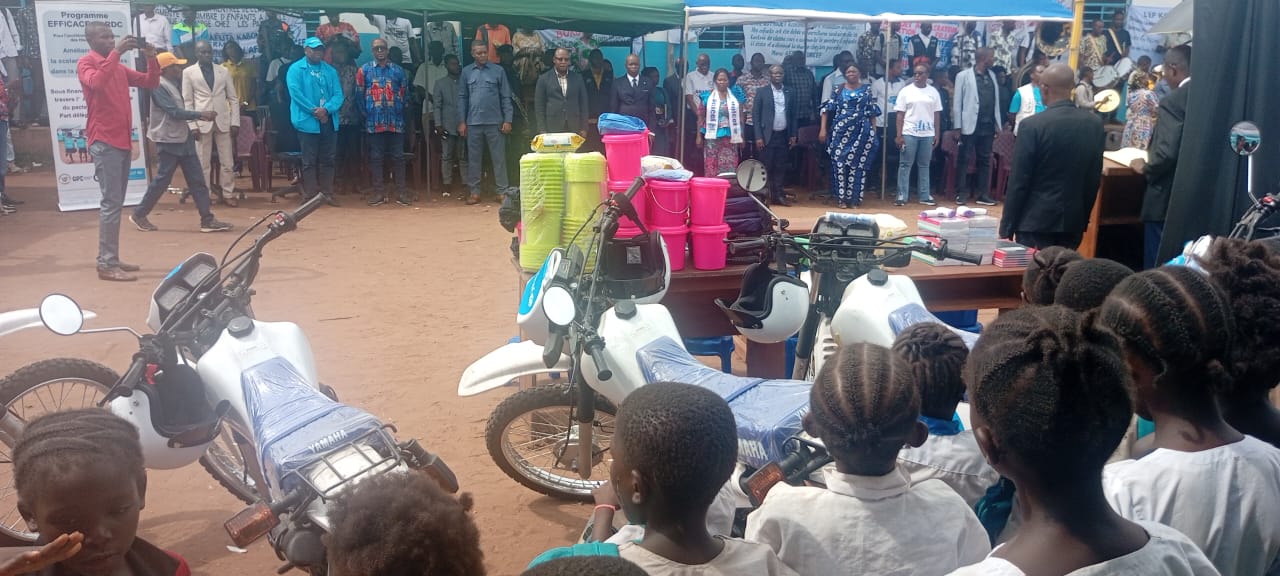 Éducation au Kasaï : l’UNICEF dote 100 écoles de 15 000 bancs-pupitres et 12 motos pour améliorer l’enseignement primaire