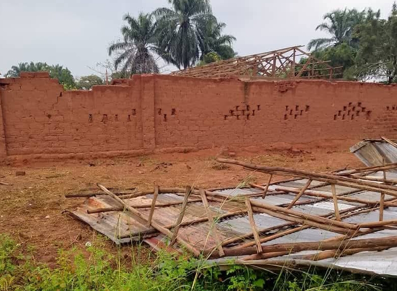 Kasaï : un vent violent ravage Mudiadia, plusieurs habitations et une école endommagées