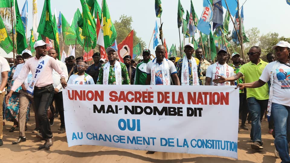 Maï-Ndombe : Une marche de soutien au changement constitutionnel mobilise les forces vives autour du gouverneur Lebon Nkoso Kevani à Inongo