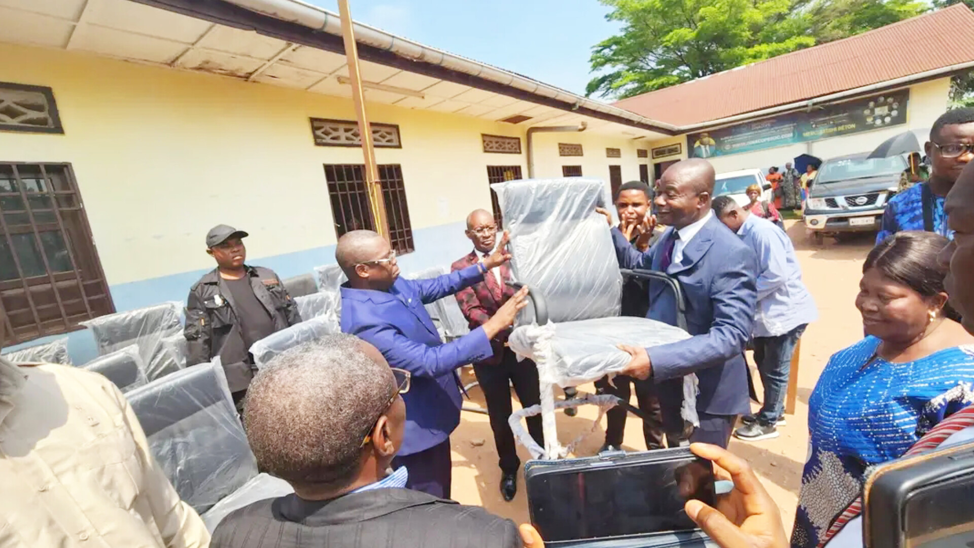 Kasaï : le gouverneur Crispin Mukendi équipe le centre de scannage de Tshikapa à l’approche de l’Examen d’État