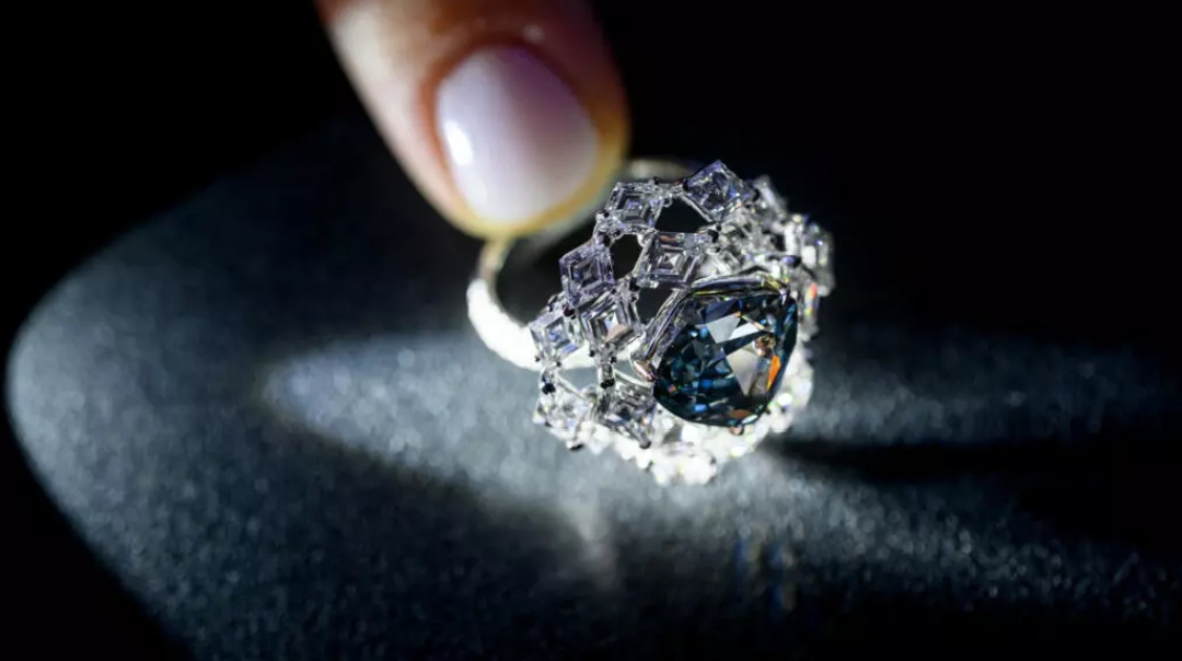 Un diamant bleu-vert extrait en Afrique centrale vendu près de 15 millions d'euros en Suisse.