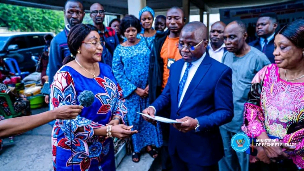Journée internationale de la femme pecheuse  : Le ministre Jean-Pierre Tshimanga apporte l'appui du gouvernement aux mareyeuses de Kinshasa