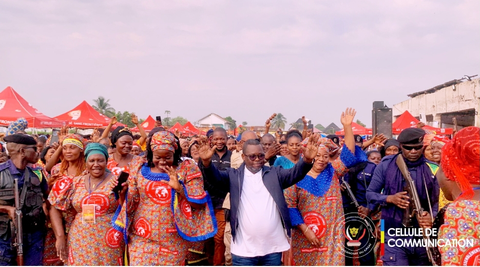 Kasaï : Le Gouverneur Crispin Mukendi en communion spirituelle avec les femmes chrétiennes et au chevet des orphelins à Tshikapa