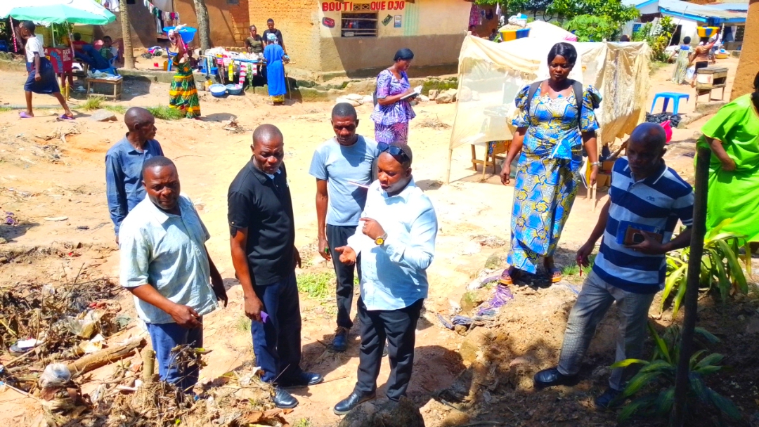Kananga : le bourgmestre Junior Kapena au chevet des sinistrés après les pluies diluviennes à Katoka