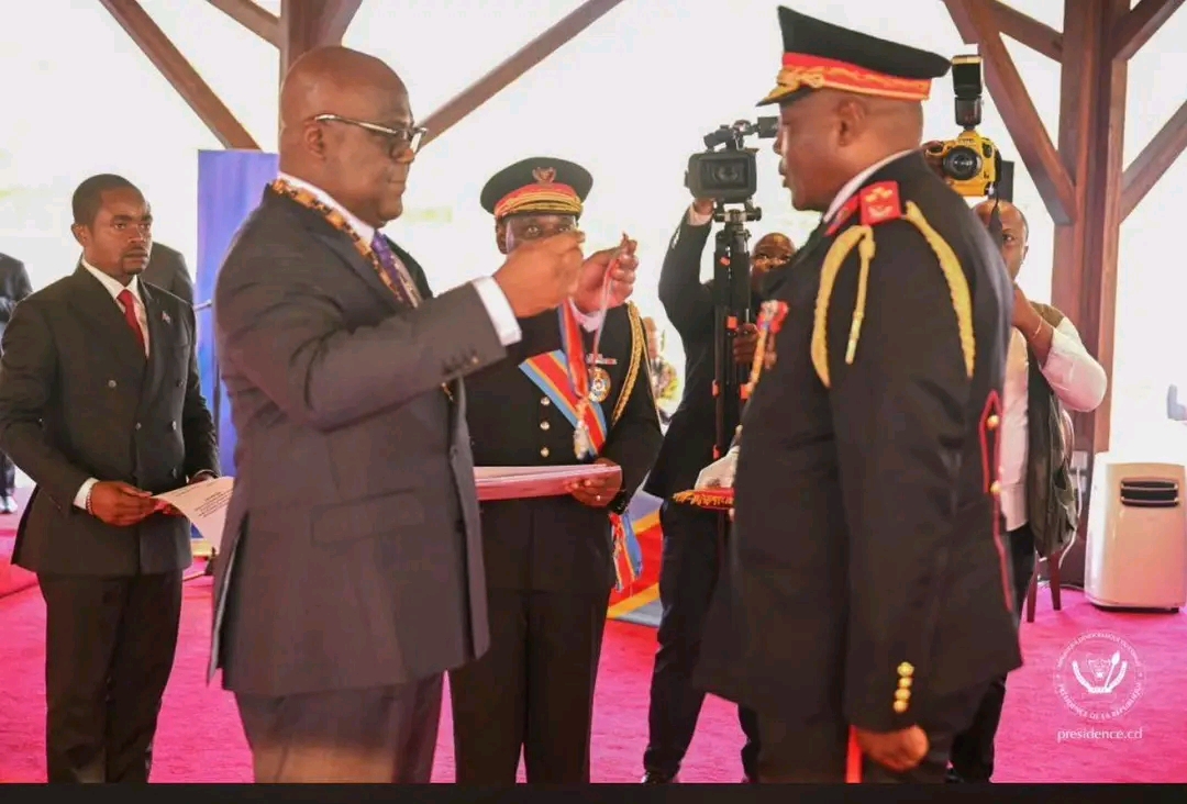 RDC : Félix Tshisekedi décore le général-major Jean-Pierre Kasongo Kabwik pour son engagement en faveur de la réinsertion des jeunes