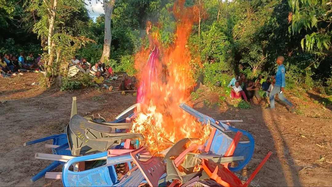 Kasaï : un pasteur incendie plus de 40 chaises de son église pour “rehausser la dignité” du culte à Mweka