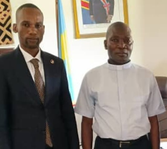 Kasaï : les enseignants rémunérés par la Caritas refusent de recevoir un mois de salaire, le Diprocope convoque le coordonnateur de la Banque payeuse à Mweka