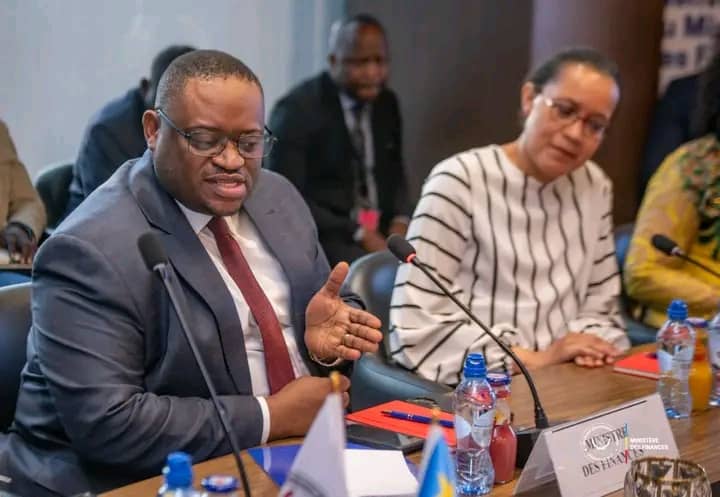 RDC : Le ministre des finances Doudou Fwamba Likunde s'engage à rendre les sourires aux lèvres des enseignants