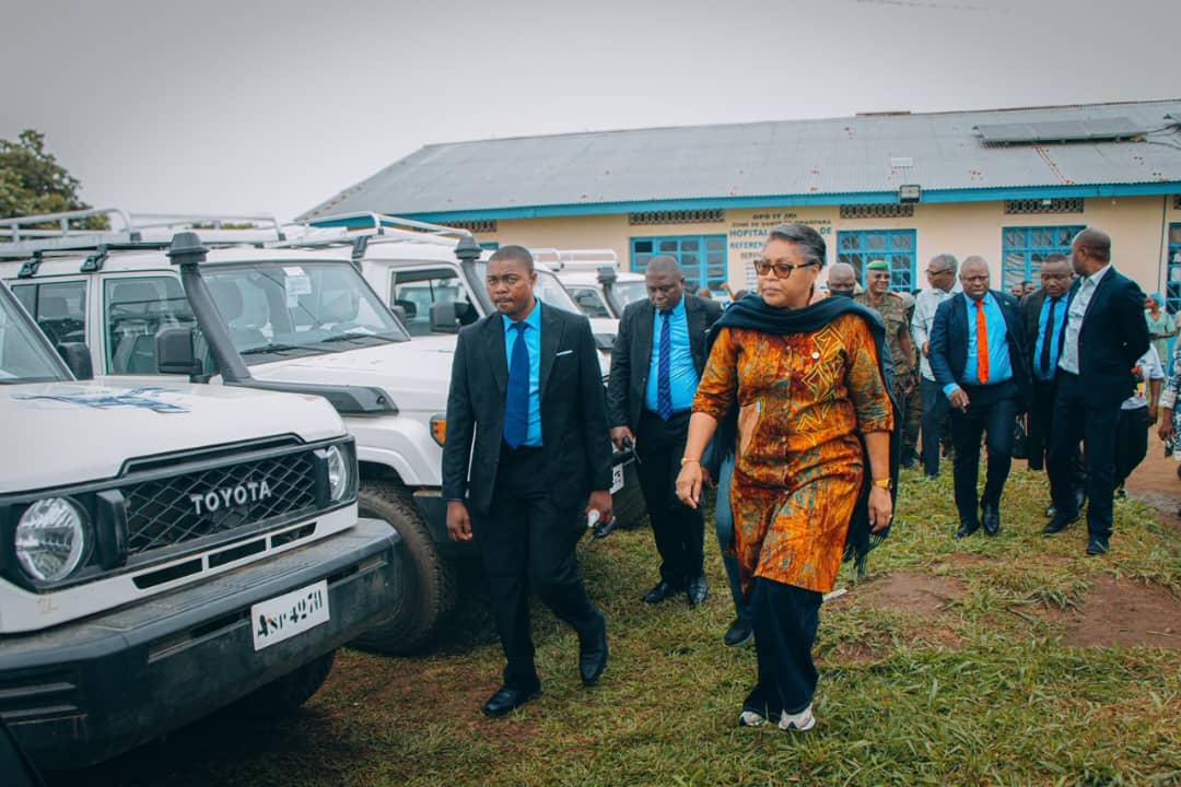 Ituri : Judith Suminwa remet 10 véhicules pour renforcer la riposte contre Ebola