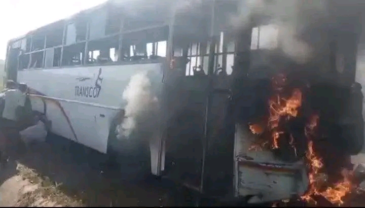 Kwango : un bus de Transco prend feu sur l'axe Kinzuanga-Bukanga Lonzo, aucun mort signalé