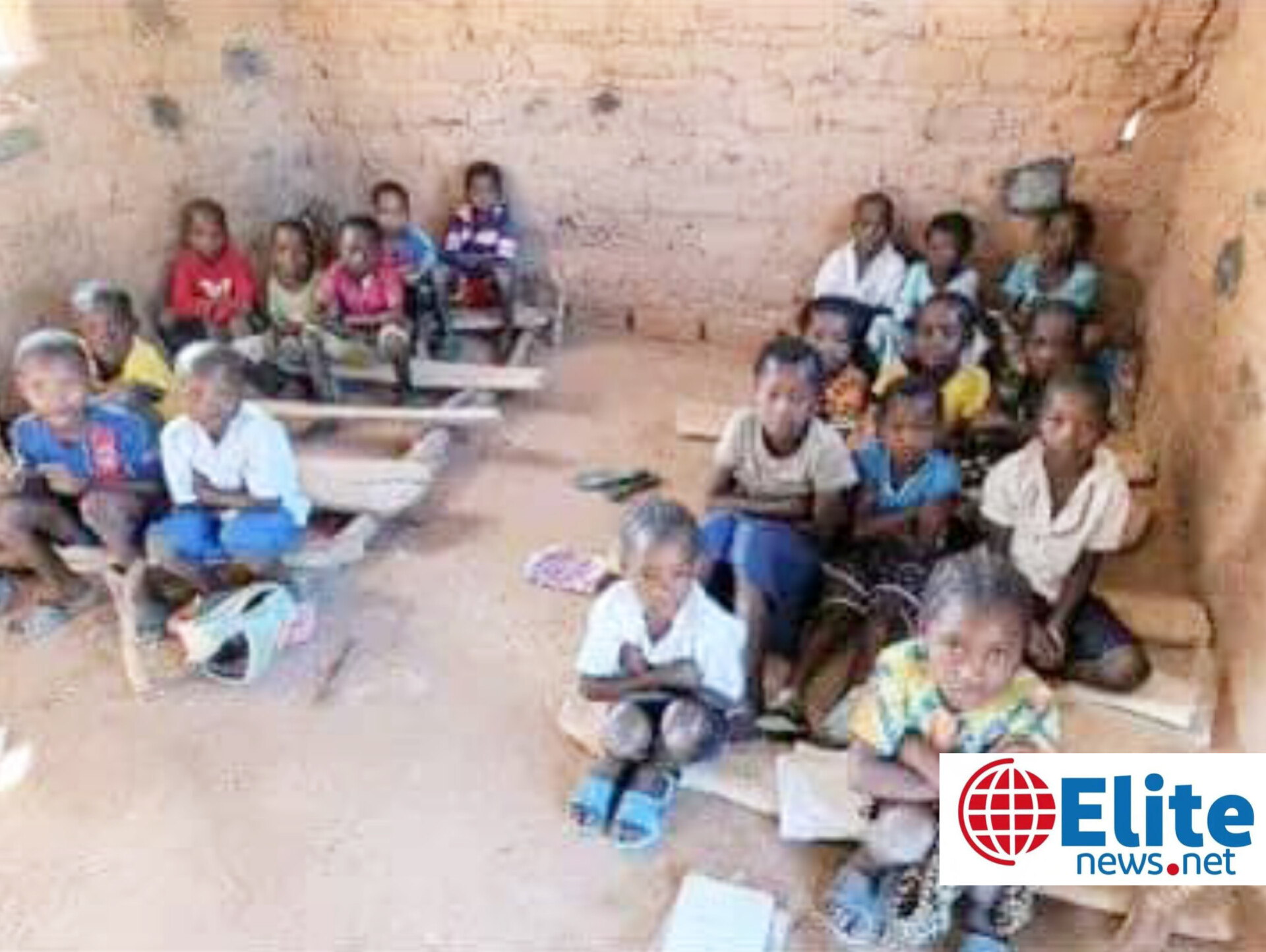 Maï-Ndombe : le manque d’infrastructures scolaires contraint des élèves de Kiri à étudier au sol