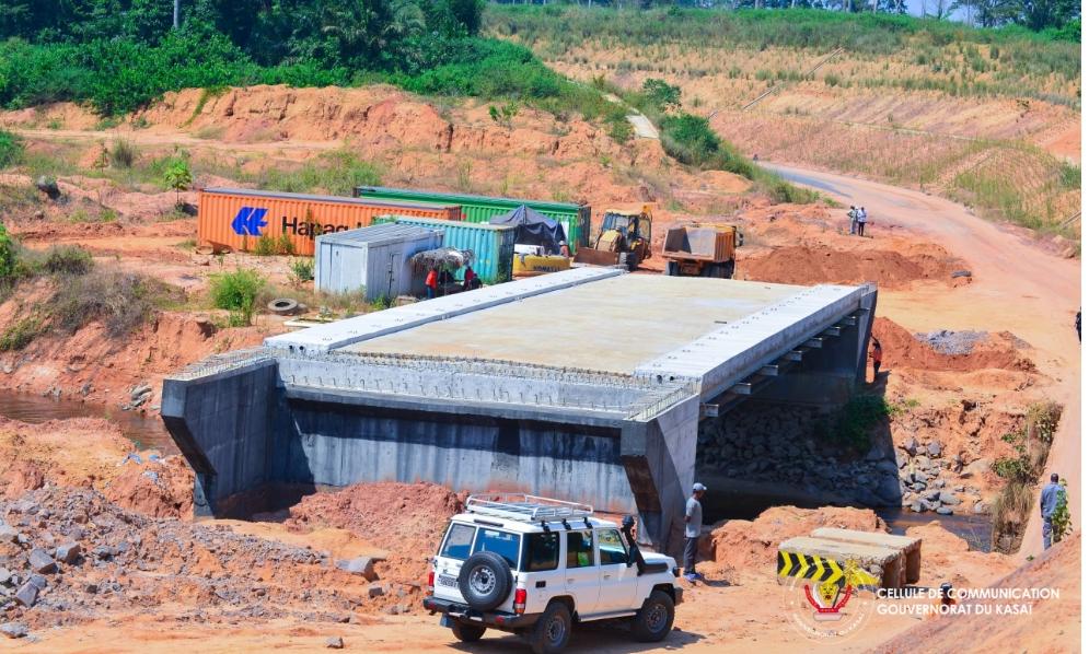 Kasaï : le pont Kaluebo achevé à 95 %, le Gouverneur Crispin Mukendi accompagne une mission d'inspection de la Présidence sur la RN1