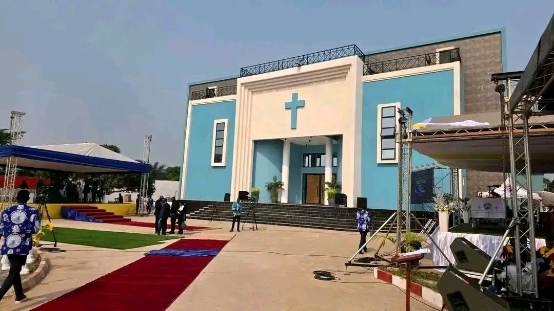 Mbuji-Mayi : à la dédicace de Notre-Dame de l’Espérance Punde, Mgr Kasanda plaide pour une énergie fiable au Grand Kasaï devant Félix Tshisekedi