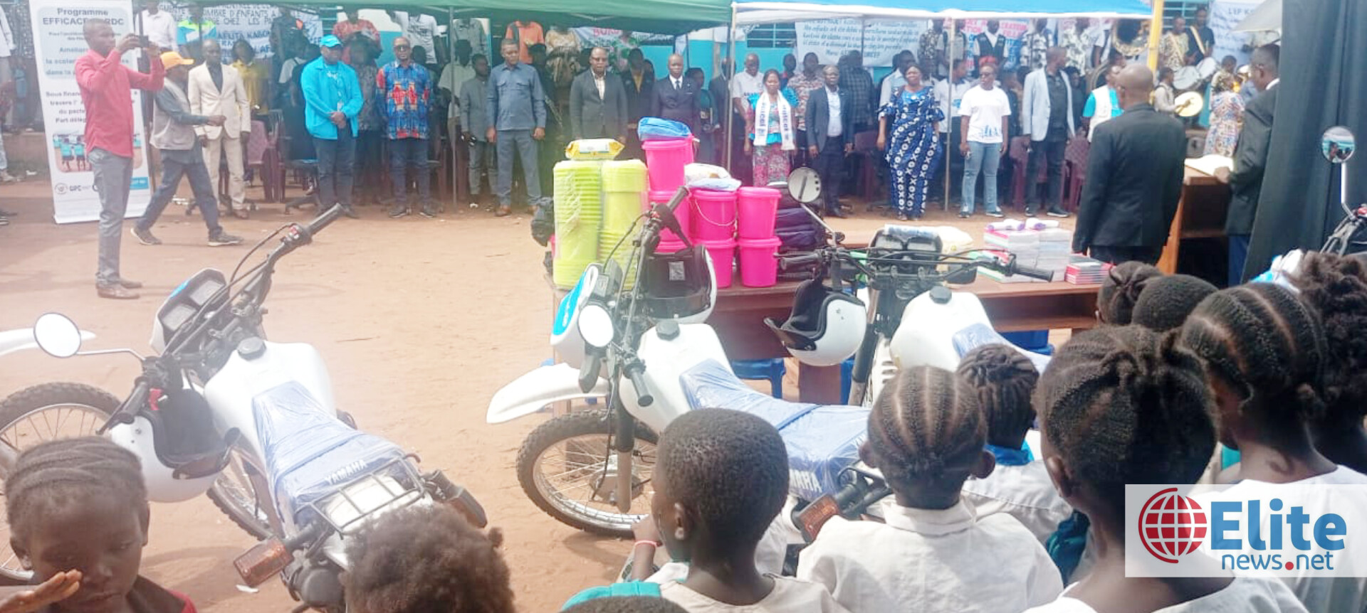 Éducation au Kasai : En partenariat avec l'Agence Francaise de development (AFD) et le partenariat mondiale pour l'éducation (GPE) UNICEF dote 100 écoles de 15 000 bancs-pupitres et 12 motos pour améliorer l’enseignement primaire