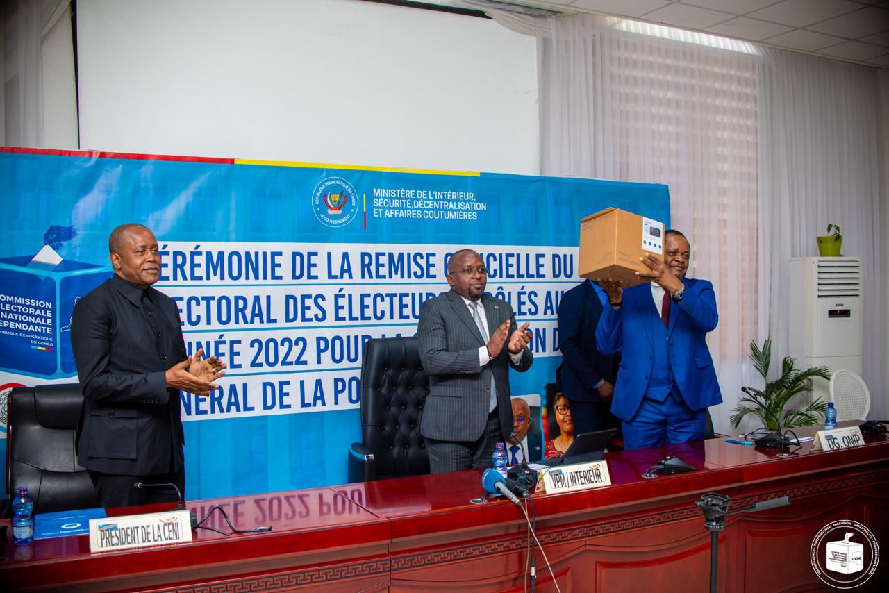 Identification de la population en RDC : la CENI remet à l’ONIP le fichier des électeurs enrôlés en 2022