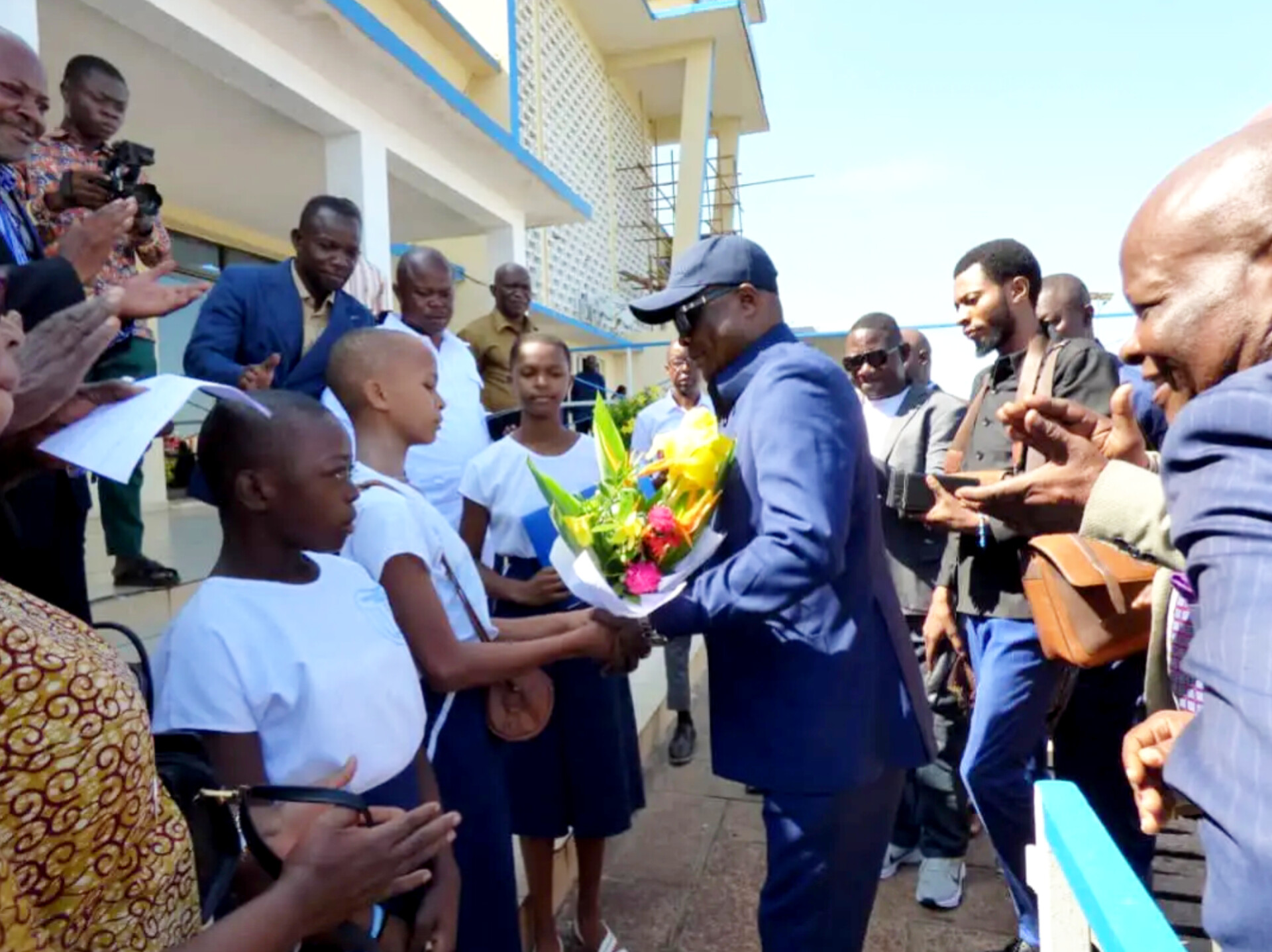 Mbandaka : En mission officielle, le Vice-Ministre de l’Éducation Nationale Théodore Kazadi Muayila accueilli à l’aéroport par le provincial