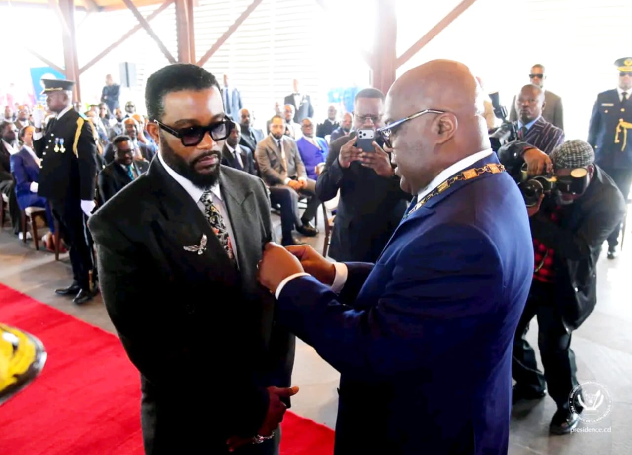 RDC : Félix Tshisekedi décore Fally Ipupa après son exploit historique au Stade de France