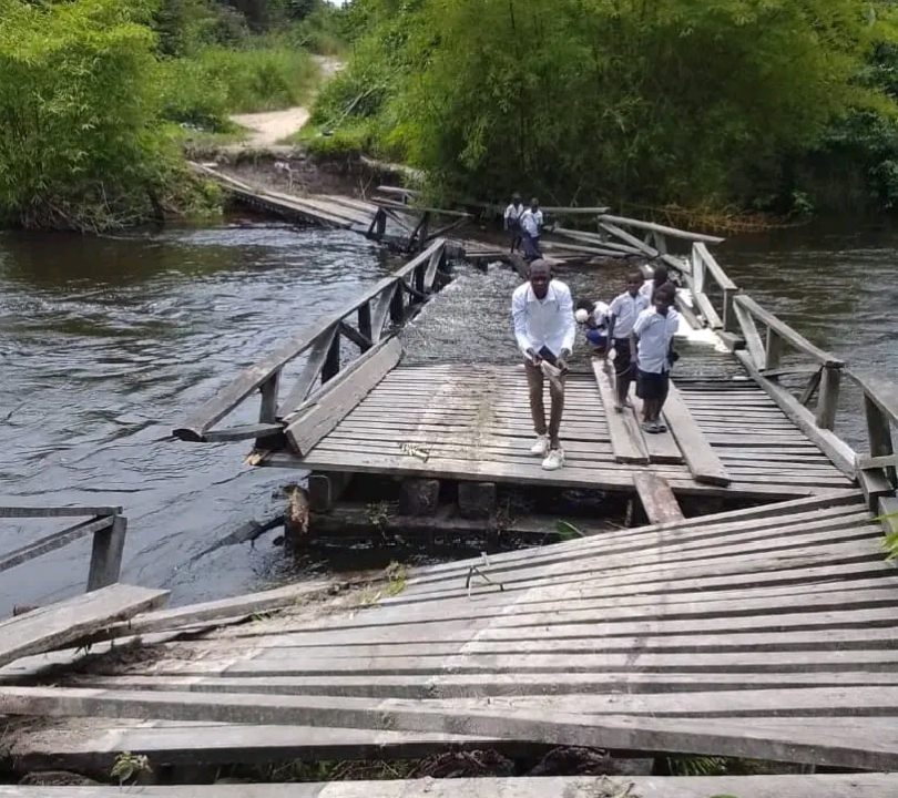 Sankuru : Effondrement du pont sur la rivière Okolongo à Lodja
