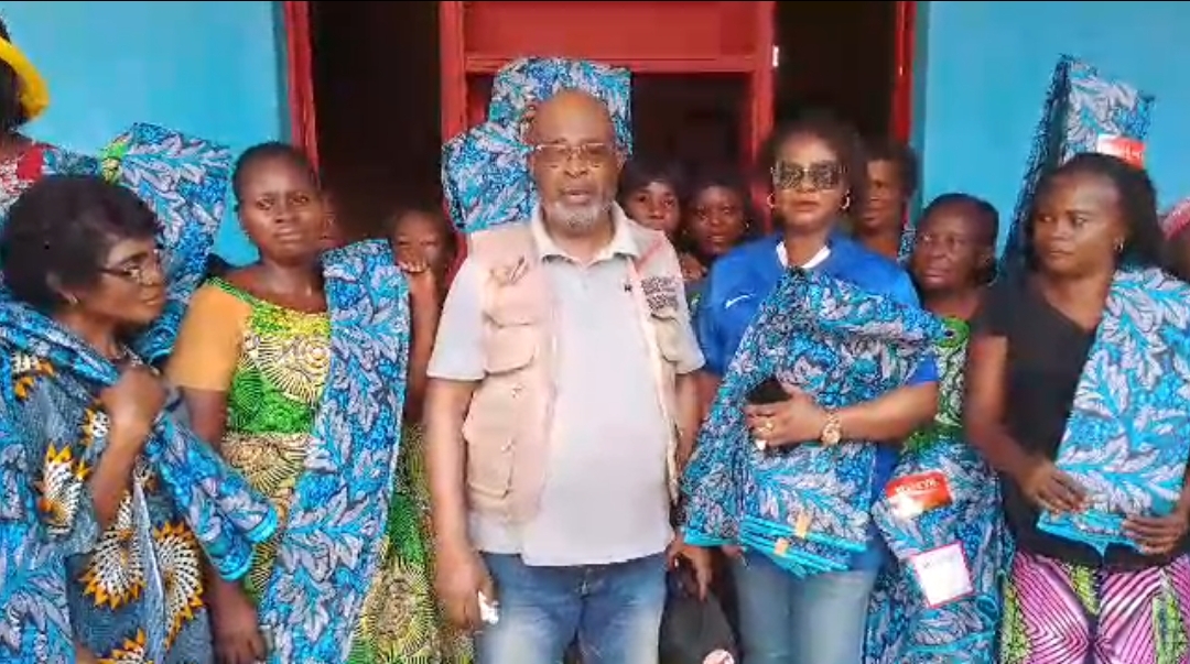08 Mars 2026 à Bandundu : Le Bourgmestre Édouard Watezwa distribue des pagnes aux femmes de la commune de Disasi