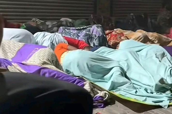 Fêtes de fin d’année : les femmes passent des nuits blanches devant les boutiques de perruques à Kinshasa