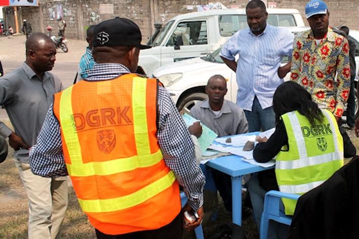 Kinshasa : pénurie de vignettes à la direction générale des recettes DGRK, pour les conducteurs des motos-taxis et bus.