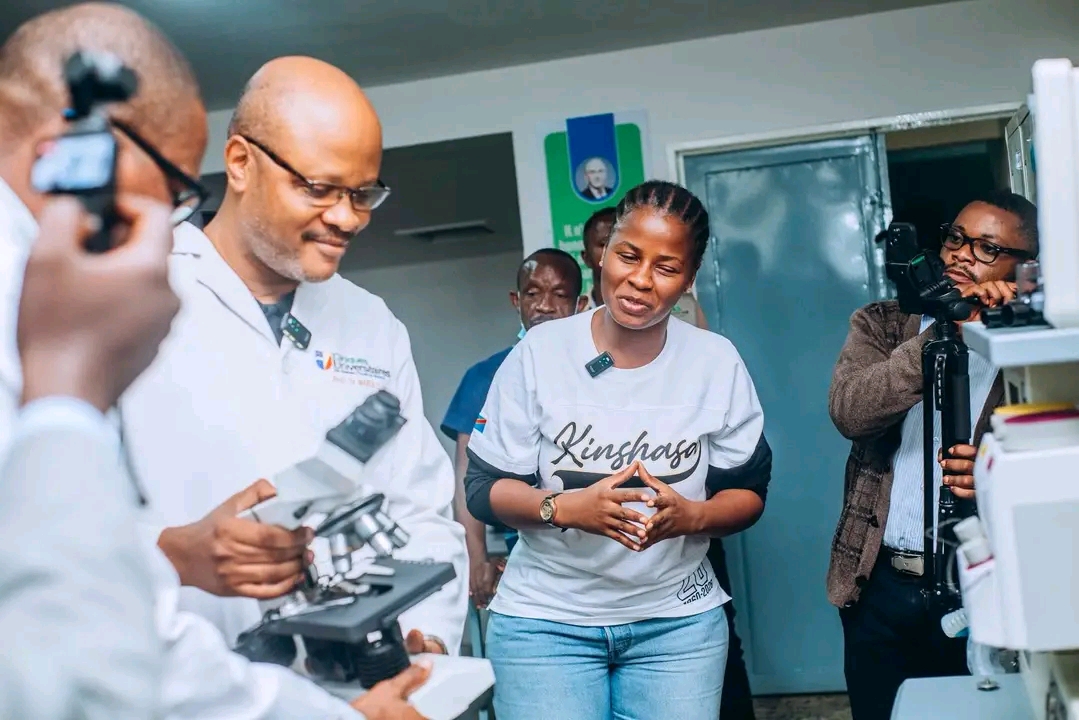 RDC : la députée Hermione Bolumbe dote les Cliniques universitaires de Kinshasa en matériels anesthésiques