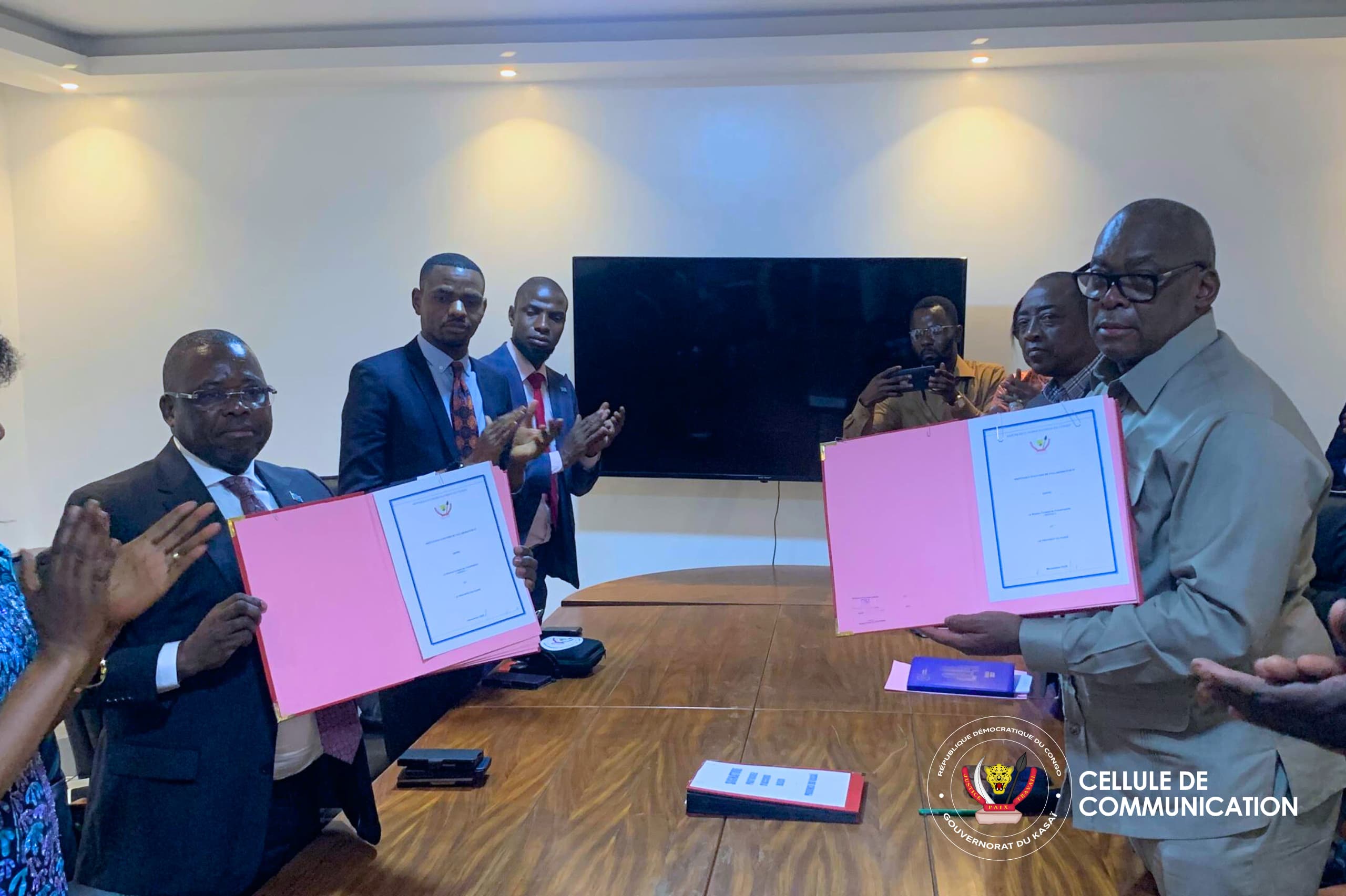 Kasaï :Le Gouverneur Crispin Mukendi signe un protocole d'accord avec le BCECO pour accélérer les projets d'infrastructures de sa province