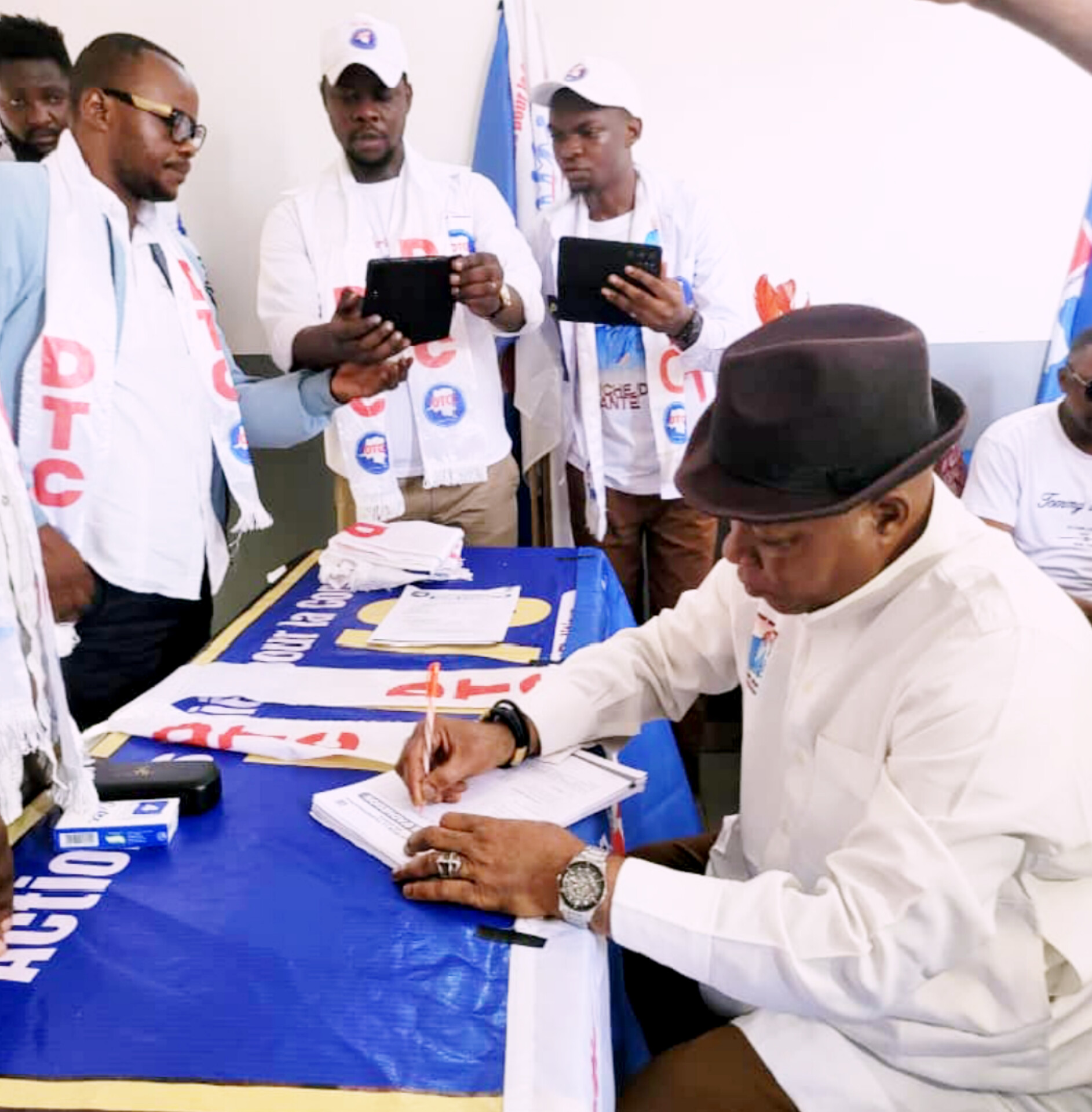 Politique : Marcel Mbumba “Soso Ya Mboka”signe officiellement sa fiche d'adhésion à la DTC du Vice-Ministre Theodore Kazadi à Kinshasa