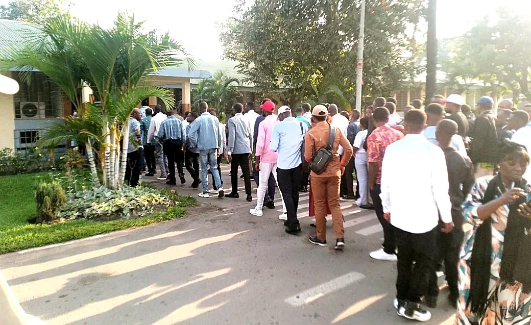 Kinshasa : affluence record à l’UPC pour le recrutement de la REGIDESO, des milliers de jeunes mobilisés
