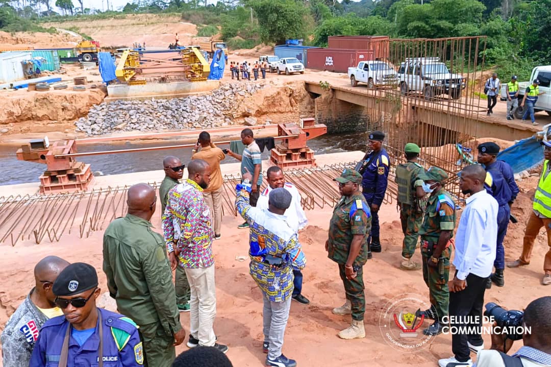 Évolution des travaux de la RN1 au Kasaï : Le Gouverneur Crispin Mukendi en visite d'inspection à Kaluebo